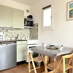 Calme Avec Coin Nuit, Terrasse Et Parking - Proche Et Commerces - Fr-1-251-420 Le Lavandou